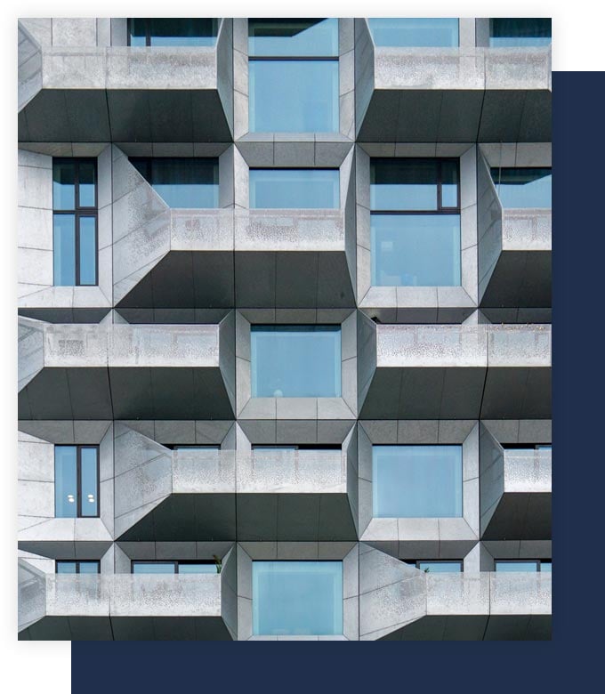  Moderne fasade med geometriske balkonger i betong og store vinduer, urban og minimalistisk design.