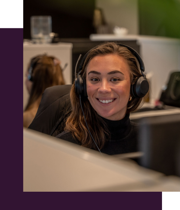 Bilde av en smilende kvinne med headset på en Hubexo's kontorer.