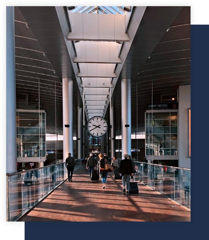 Moderne terminal med glass og stål, effektiv design for offentlige bygg og infrastrukturprosjekter.