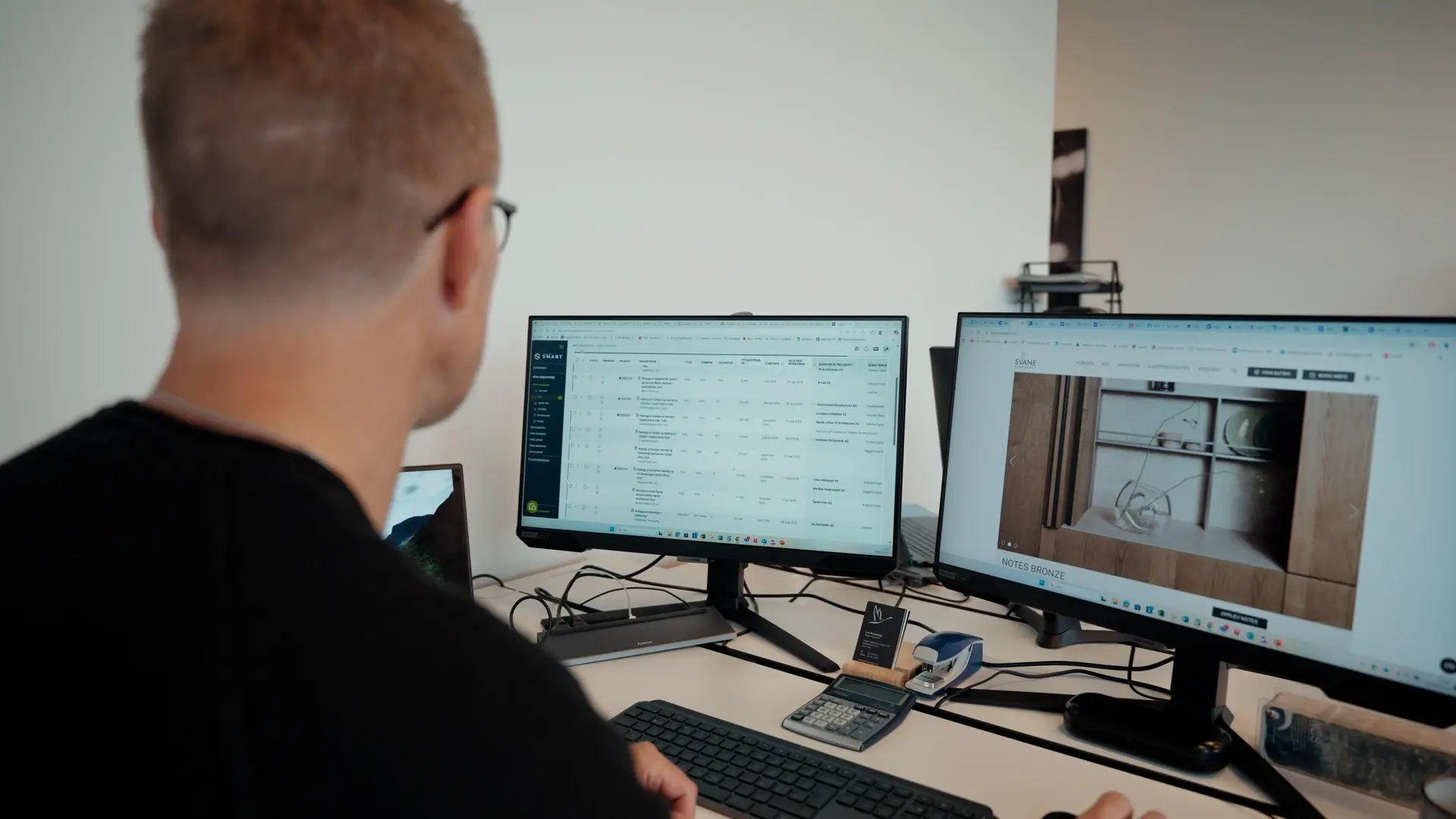 Lars Reenskaug fra Svane Kjøkkenet bruker Byggfakta Smart på PC for å få oversikt over prosjekter.