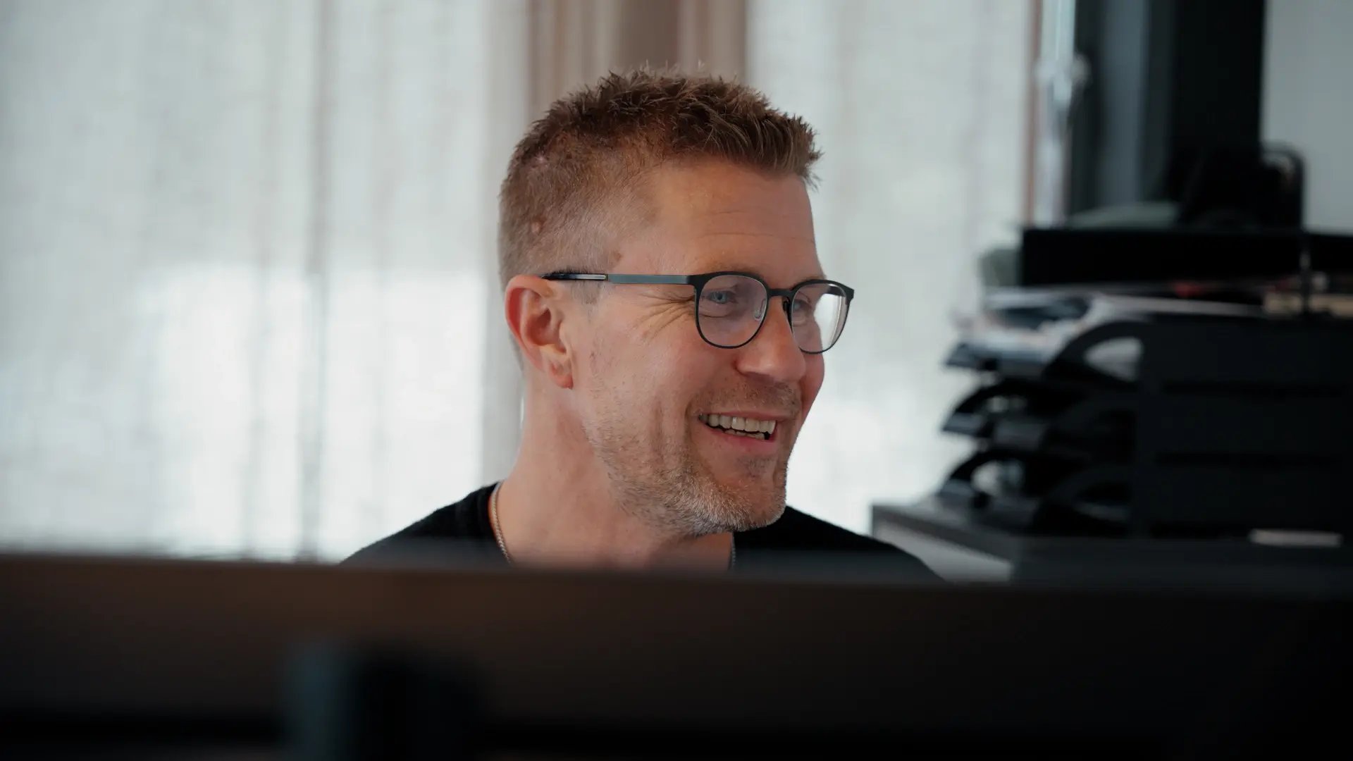 Lars Reenskaug fra Svane Kjøkkenet smiler mens han bruker Byggfakta Smart til prosjekter.