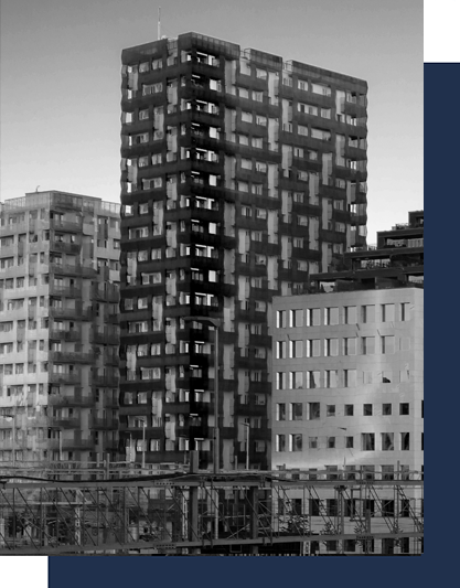 Bildet viser en bygning i Barcode-rekken i Oslo, kjent for sin karakteristiske og moderne arkitektur. Barcode er en samling av høye bygninger med unike fasader, som skaper et slående urbant landskap langs Oslofjorden.