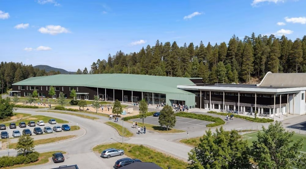 Illustrasjon av ny idrettshall i Vennesla, planlagt oppført på Skolevegen 7 med et areal på 5 500 m² fordelt på to bygningskropper.