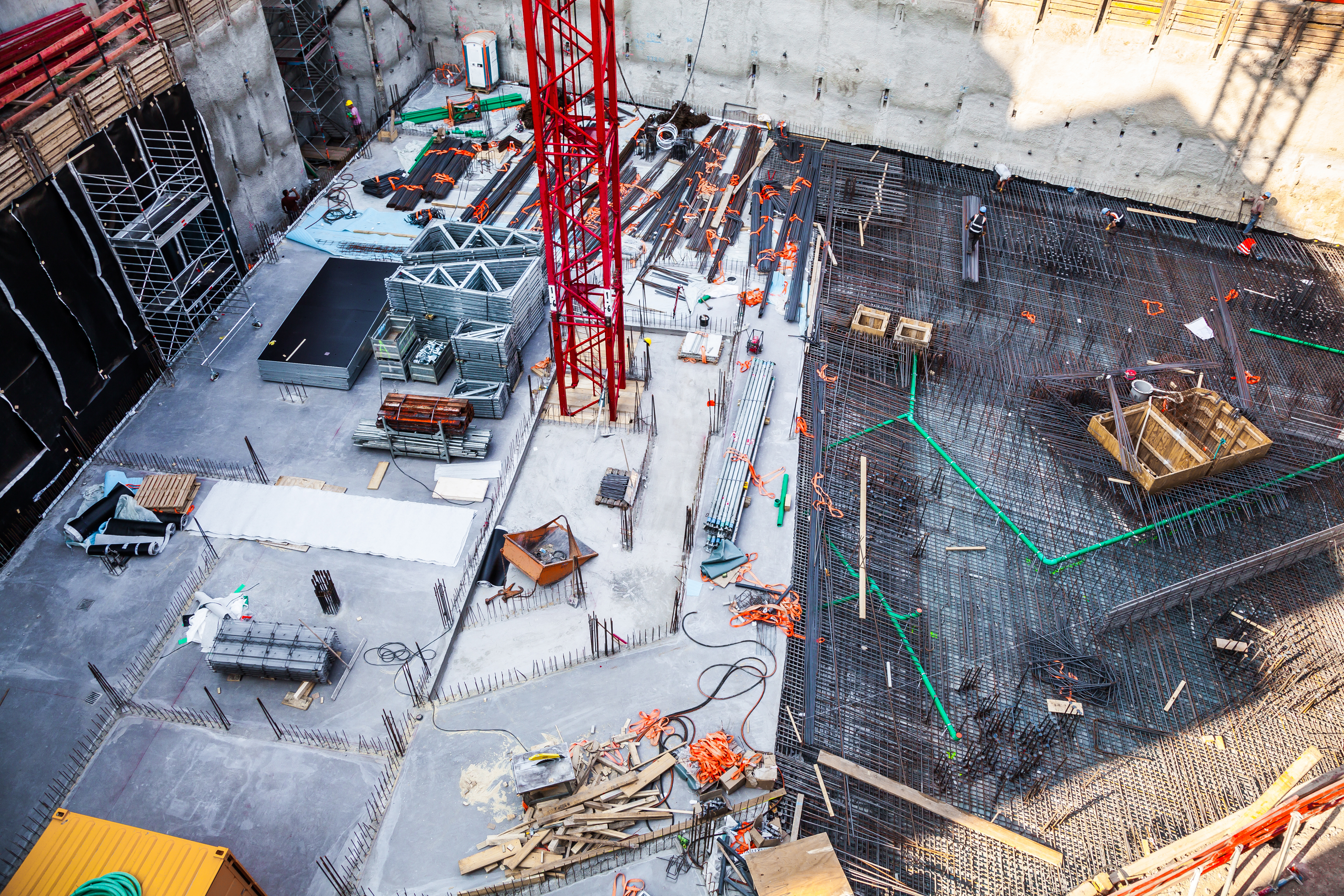 Byggeplass i Norge der utførelsesgaranti sikrer økonomisk trygghet mellom byggherre og entreprenør i et profesjonelt bygge- og anleggsprosjekt